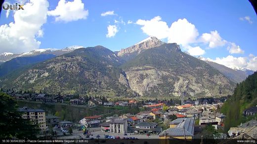 Sauze d'Oulx vista su Oulx e Monte Seguret 2926 m.