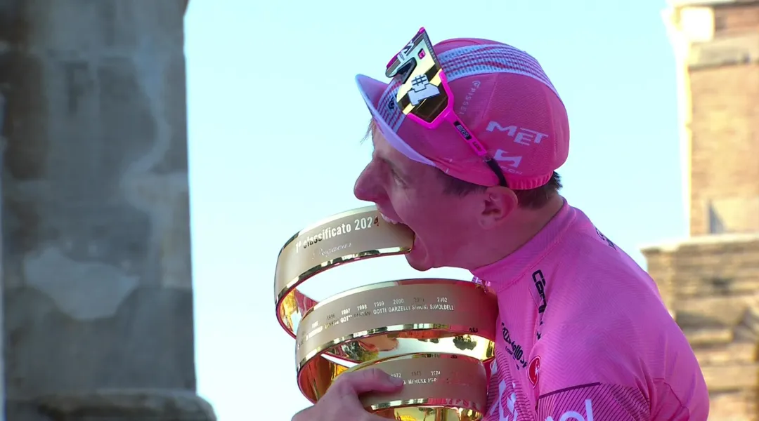 Giro d'Italia - Tadej Pogacar consacrato a Roma: la consegna del Trofeo Senza fine dalla Meloni all'ombra del Colosseo