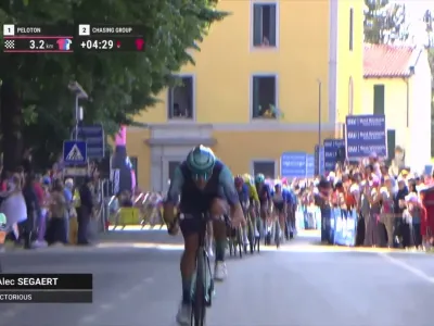 Video Alec Segaert mette tutti nel sacco! Ecco lo scatto da finisseur imprendibile per il gruppo nel finale della tappa di Novi Ligur