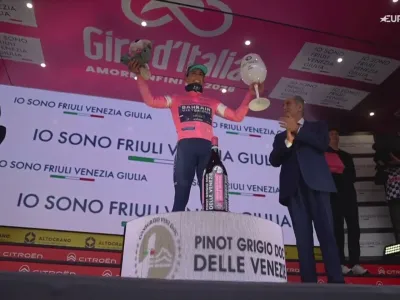 Video Cade, manca la vittoria di tappa ma si consola con la maglia rosa: la premiazione di Afonso Eulalio sul podio di Potenza