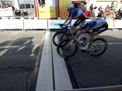 Video Tra Evenepoel e Pidcock vince Godon per qualche centimetro. Video dalla Volta Catalunya, Sant Feliu de Guíxols