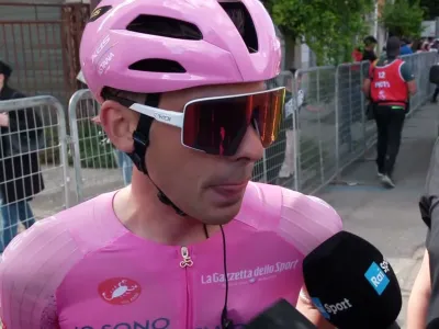 Video Guillermo Silva lascia la maglia rosa a Cosenza dopo essersi staccato in salita: “Le gambe non giravano e non potevo seguire qu