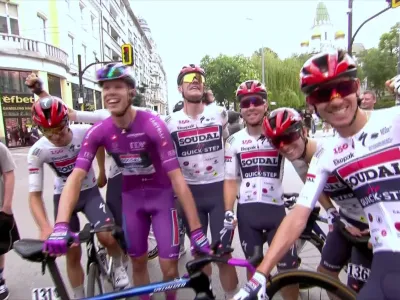 Video Paul Magnier accerchiato dagli uomini della Soudal Dopo la vittoria di Sofia gran festa per la squadra belga