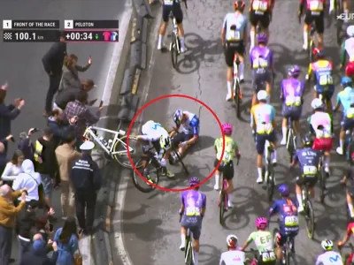 Video Caduta al Giro, a terra di faccia Nico Denz insieme a Nelson Oliveira