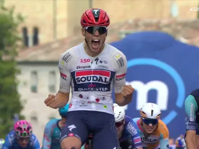Video Altro che fuga! Paul Magnier batte ancora Jonathan Milan e Zambanini allo sprint di Pieve di Soligo: rivivi la volata