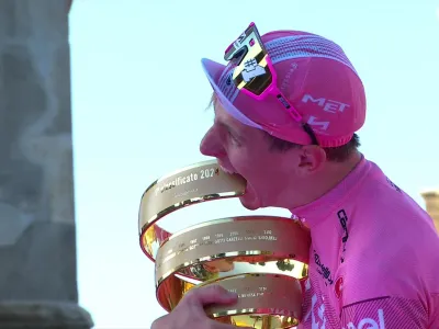 Video Tadej Pogacar molla Jonas Vingegaard dopo quattro pedalate: rivivi lattacco