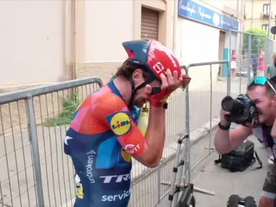 Video Giulio Ciccone scopre di essere in maglia rosa dopo la tappa di Cosenza e scoppia in lacrime: rivivi il momento