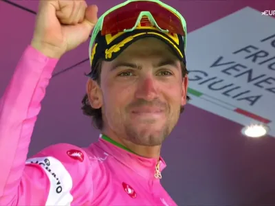 Video Giulio Ciccone è la nuova maglia rosa dopo il 3° posto di Cosenza. il video della premiazione sul podio