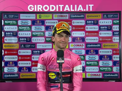 Video Giulio Ciccone intervista sul podio di Cosenza: “Ho realizzato il sogno che avevo da bambino, indossare la maglia rosa”