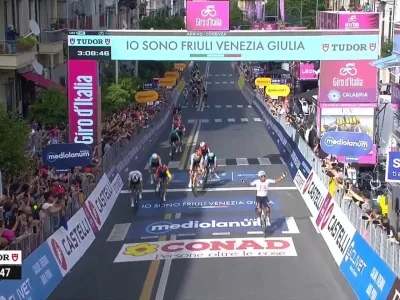 Video Che spettacolo! Narvaez vince lo sprint ridotto, ma Giulio Ciccone è in maglia rosa: rivivi la volata di Cosenza