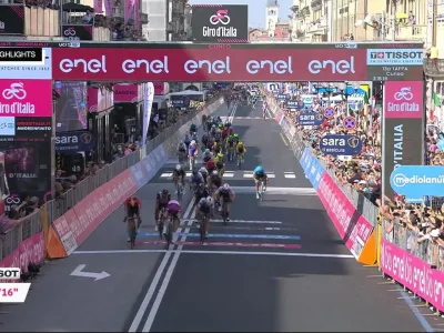 Video Tripletta Demare! Volata per larrivo del Giro dItalia a Cuneo