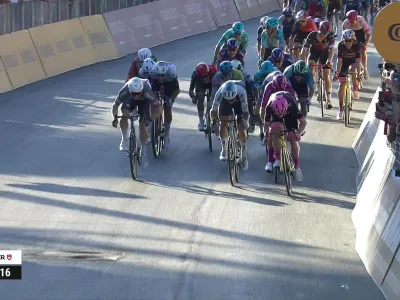 Video Van Aert lancia anche Kooij alla vittoria nel giorno di Simon Yates: rivivi la volata di Roma