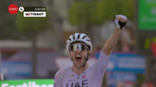 Terremoto alla vuelta, adam yates riapre la classifica generale: rivivi l'arrivo in solitaria