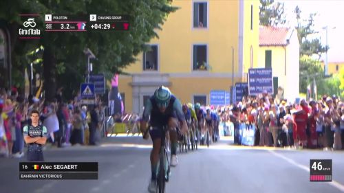 Alec segaert mette tutti nel sacco! ecco lo scatto da finisseur imprendibile per il gruppo nel finale della tappa di novi ligur