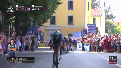 Alec Segaert mette tutti nel sacco! Ecco lo scatto da finisseur imprendibile per il gruppo nel finale della tappa di Novi Ligure