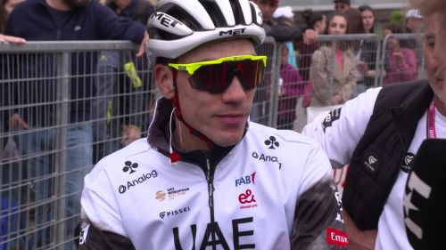Ayuso perde altri 35 minuti nella tappa del Mortirolo: 'Resto al Giro? Per ora sì, vediamo se riesco ad aiutare la squadra'