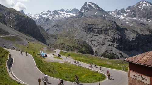 Valtellina in estate: trail, passi alpini e ciclabili. Un territorio che corre su due ruote