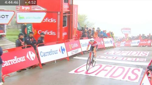 Vuelta - roglic e enric mas insieme, o'connor tiene la maglia per 5'': rivivi l'arrivo dei big sui lagos de covadonga