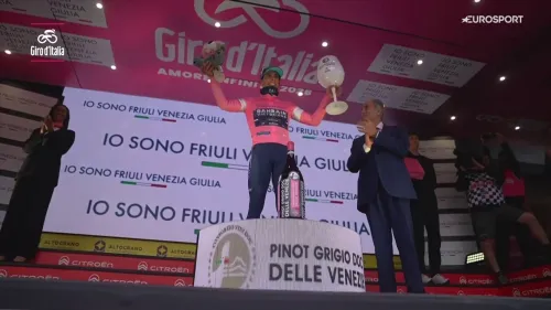 Cade, manca la vittoria di tappa ma si consola con la maglia rosa: la premiazione di Afonso Eulalio sul podio di Potenza
