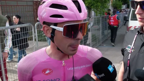 Guillermo Silva lascia la maglia rosa a Cosenza dopo essersi staccato in salita: “Le gambe non giravano e non potevo seguire questo ritmo”