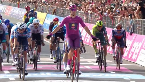 Giro d'italia - doppietta di jonathan milan a francavilla al mare! cadutaccia jakobsen: rivivi la pazza volata