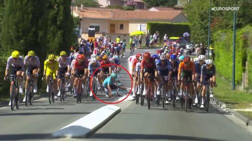 Tour de france - lutsenko attraversa la strada e fa cadere mezzo gruppo! botta tremenda per roglic