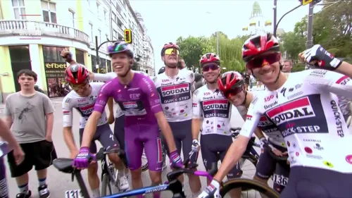 Paul Magnier accerchiato dagli uomini della Soudal Dopo la vittoria di Sofia gran festa per la squadra belga