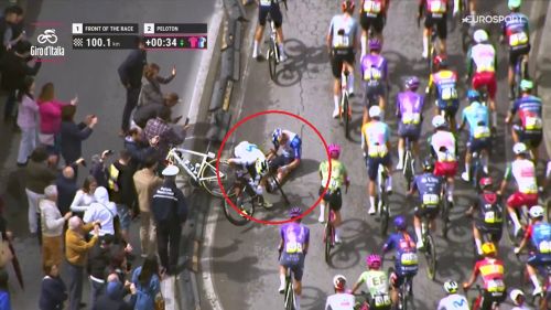 Caduta al giro, a terra di faccia nico denz insieme a nelson oliveira