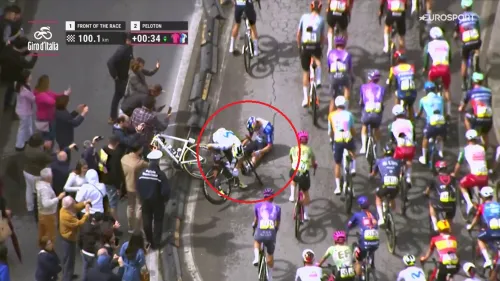 Caduta al Giro, a terra di faccia Nico Denz insieme a Nelson Oliveira