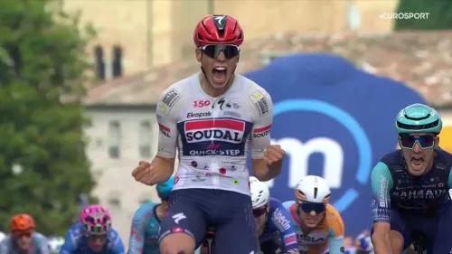 Altro che fuga! Paul Magnier batte ancora Jonathan Milan e Zambanini allo sprint di Pieve di Soligo: rivivi la volata