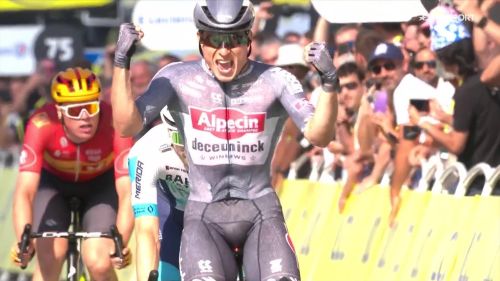 Van der poel regala il tris a philipsen nell'ultima volata in carriera al tour de france di cavendish: rivivi l'arrivo
