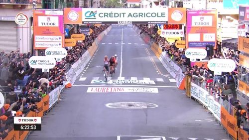 Van der poel incontenibile, batte ganna e pogacar in volata! il video dell'arrivo della sanremo