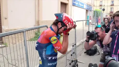 Giulio Ciccone scopre di essere in maglia rosa dopo la tappa di Cosenza e scoppia in lacrime: rivivi il momento