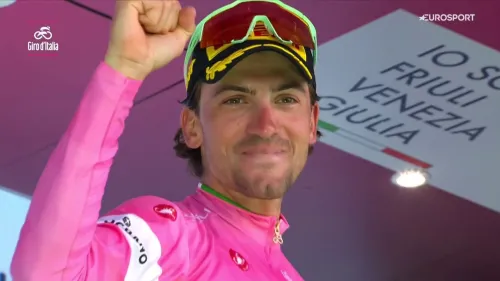 Giulio Ciccone è la nuova maglia rosa dopo il 3° posto di Cosenza. il video della premiazione sul podio