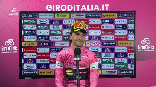 Giulio Ciccone intervista sul podio di Cosenza: “Ho realizzato il sogno che avevo da bambino, indossare la maglia rosa”