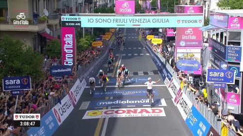 Che spettacolo! narvaez vince lo sprint ridotto, ma giulio ciccone è in maglia rosa: rivivi la volata di cosenza