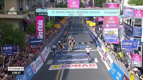 Che spettacolo! Narvaez vince lo sprint ridotto, ma Giulio Ciccone è in maglia rosa: rivivi la volata di Cosenza