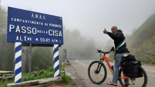 Dal Piemonte a Roma in bici, il sindaco-ristoratore in viaggio per restituire i 600 euro a Conte