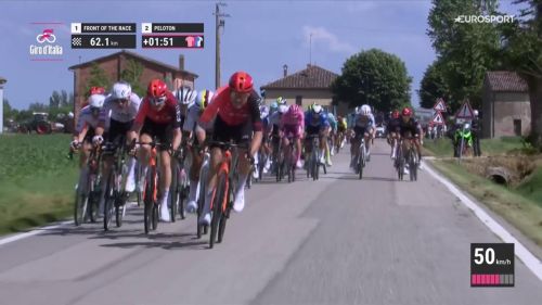 Giro d'italia - vento laterale, la ineos accelera! e il gruppo si spezza
