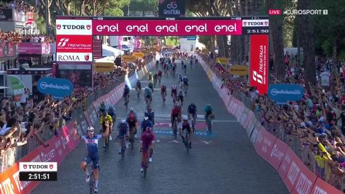 Jonathan Milan sfiora il miracolo, ma a Roma vince Merlier: rivivi l'ultima volata del Giro d'Italia