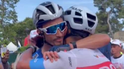 Giro - Un giorno che ricorderò sempre nella mia vita: il tenero abbraccio tra Alaphilippe e Maestri dopo la tappa