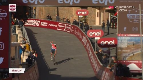 Van der poel vince a siena: rivivi lo scatto in faccia ad alaphilippe
