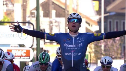 Bennett, volata perfetta: sua la prima maglia di leader
