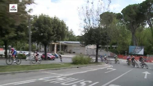 Che numero al giro! i corridori evitano l'aiuola dopo la curva!