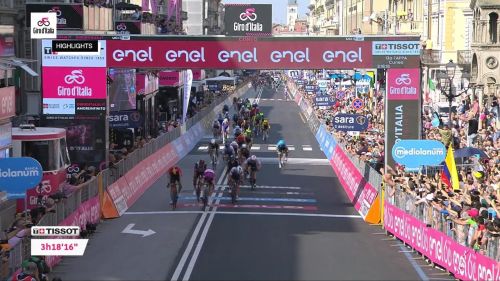 Tripletta Demare! Volata per larrivo del Giro dItalia a Cuneo