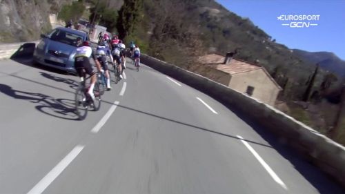 Follia in discesa: i corridori rischiano un frontale con una macchina