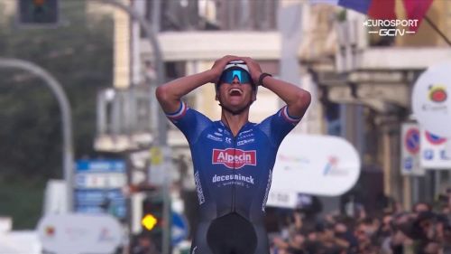 Van der Poel vince la Milano-Sanremo! Trionfo in via Roma, Ganna secondo davanti a van Aert e Pogacar, rivivi larrivo