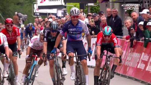 Giro d'italia - il ritorno di nizzolo! batte de lie e vince dopo oltre nove mesi