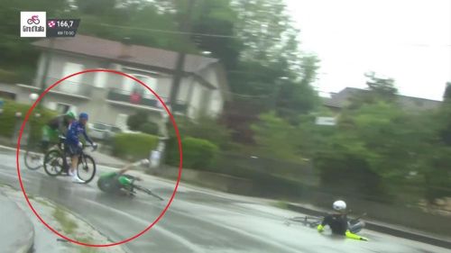 Giro d'italia - occhio alla curva! subito una caduta, pinot riesce a rimanere in piedi con sangue freddo