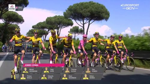 Giro d'italia - roglic può finalmente esultare: ecco la passerella con i suoi compagni di squadra